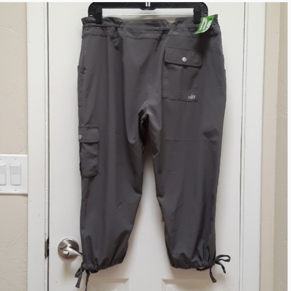 ALO Yoga Coolfit Cargo Capri Pants - Picture 5 of 10